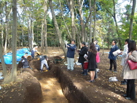 遺跡発掘調査の視察