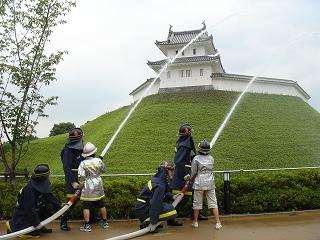 小学生との放水訓練（防災教育）