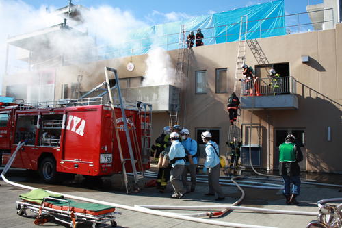 火事（かじ）を想定（そうてい）した総合訓練（そうごうくんれん）のようす