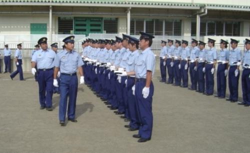市長(しちょう)が服装(ふくそう)などの点検(ふくそうてんけん)をおこなうようす