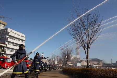 消防出初式(しょうぼうでそめしき)での放水訓練(ほうすいくんれん)のようす