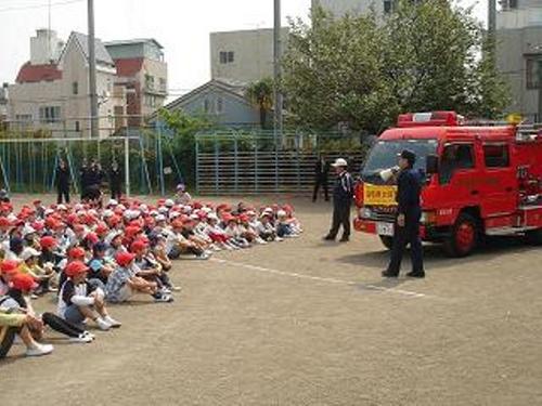 地域(ちいき)の小学校(しょうがっこう)で避難訓練(ひなんくんれん)の指導(しどう)をしているようす