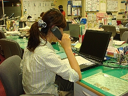 保健師が電話で相談を受けている様子
