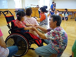 みんなで一緒に交流を楽しむ様子