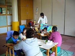みんなが集まって給食を食べている様子