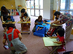 子どもたちが先生のところに集まり朝の会をしている様子