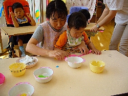 製作活動をする子どもとサポートする先生