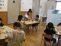 みんなでそろって給食を食べている様子