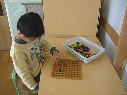 課題に真剣に取り組む子ども