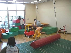 感覚統合室の遊具で遊ぶ子ども達
