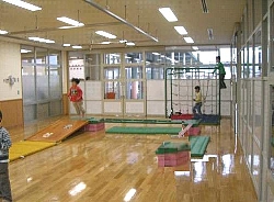 ゆうぎ室の遊具で遊ぶ子ども達