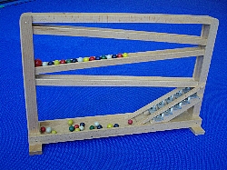 小さな玉を転がして遊ぶ玩具