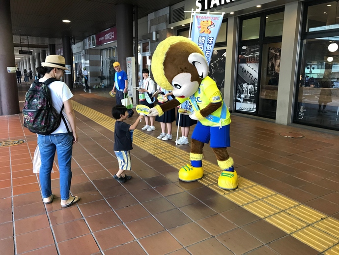 ヤング街頭キャンペーンの活動風景 