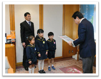 さかえ認定こども園認定証交付の様子
