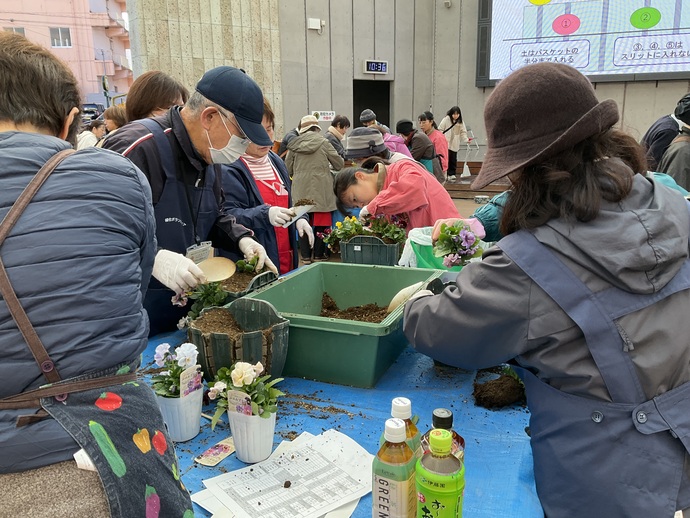 写真:ハンギングバスケットを作製する様子