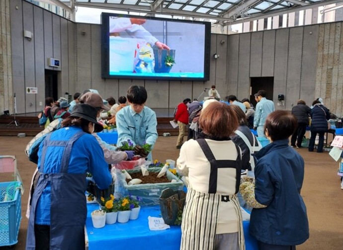 令和7年度のハンギングバスケット作製風景の写真