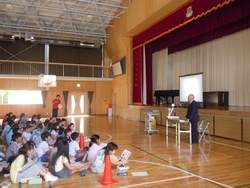 河川環境学習事業　市内の学校での川に関する講義の様子