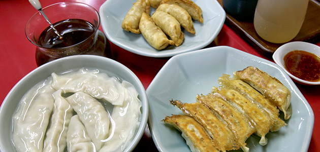 写真：餃子3種（手前左：水餃子、手前右：焼き餃子、奥：揚げ餃子）