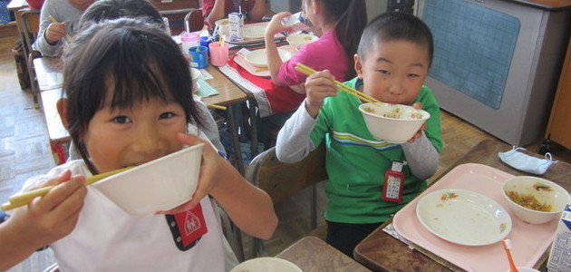 写真：餃子めしの給食の様子