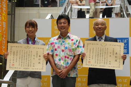 鮫島彩氏及び栃木県女子サッカー連盟会長　町田文男氏（安藤梢氏代理）の写真