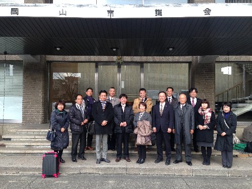 写真：視察の様子（岡山市役所）