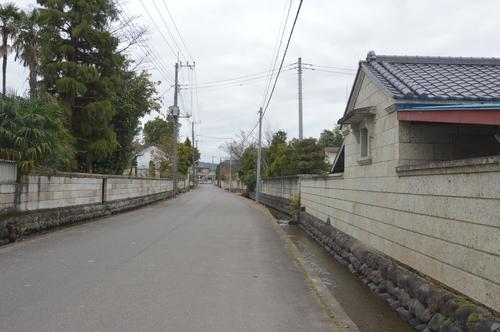 上田町の玉石積み水路と大谷石の景観