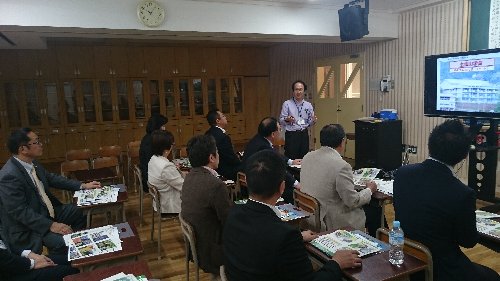 視察の様子(文教)