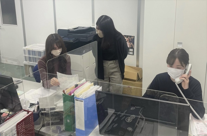 女性社員が働く職場の様子