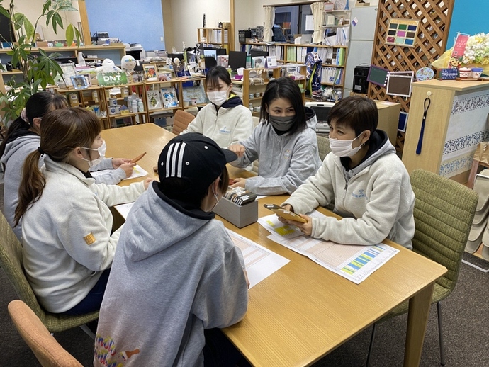 女性社員の社内勉強会の様子