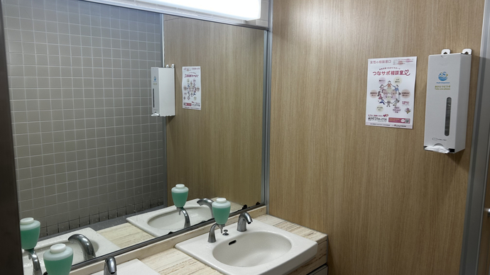 本庁舎トイレ設置の様子