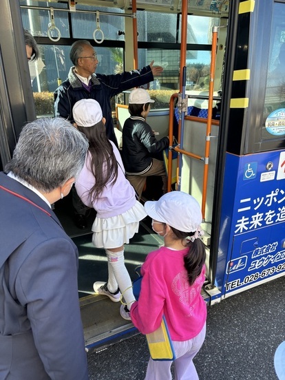 バスに乗り込む児童たち