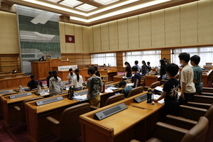 小学生による議会体験の様子