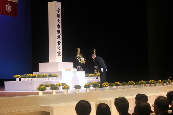 追悼式　霊簿捧持