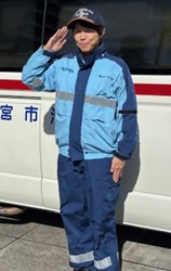 救急車と消防隊服の谷延さん