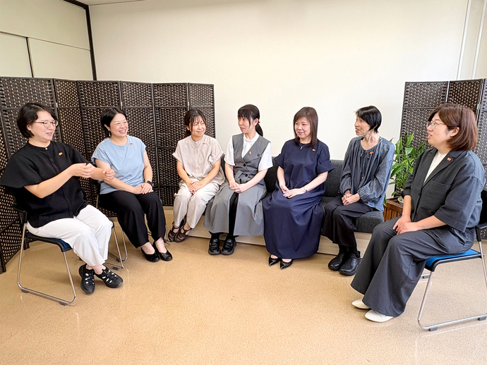 談笑している様子