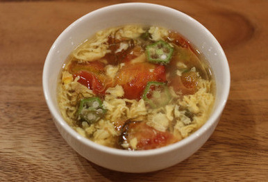 トマトともずくのネバネバスープの写真です。